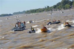 Volcaron 4 lanchas en la largada de la Fiesta del Surubí