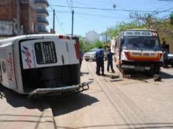 Volcó una combi saladeña en la Capital correntina