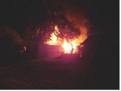 Voraz incendio destruyó parte de una vivienda