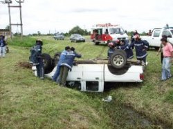 Terrible vuelco de una camioneta