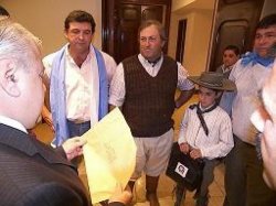 El gobernador dialogó con productores y recibió un petitorio del joven chasqui