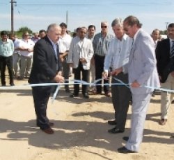 Arturo Colombi inauguró una planta extractora de miel en Esquina