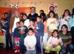 Jorge Borsatto donó zapatillas a la Escuela Especial Nº 14