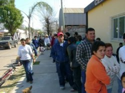 Cientos de personas felices por su DNI y cientos de personas furiosas por no ser atendidas