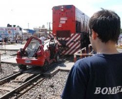 Un tren arrolló un auto y mató a seis jóvenes