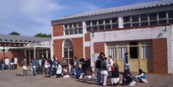 Hay principio de acuerdo, la recepción de la Escuela Normal podría realizarse en el local escolar